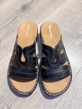 Naturalizer Black and Tan Leather Slide Sandals EUC